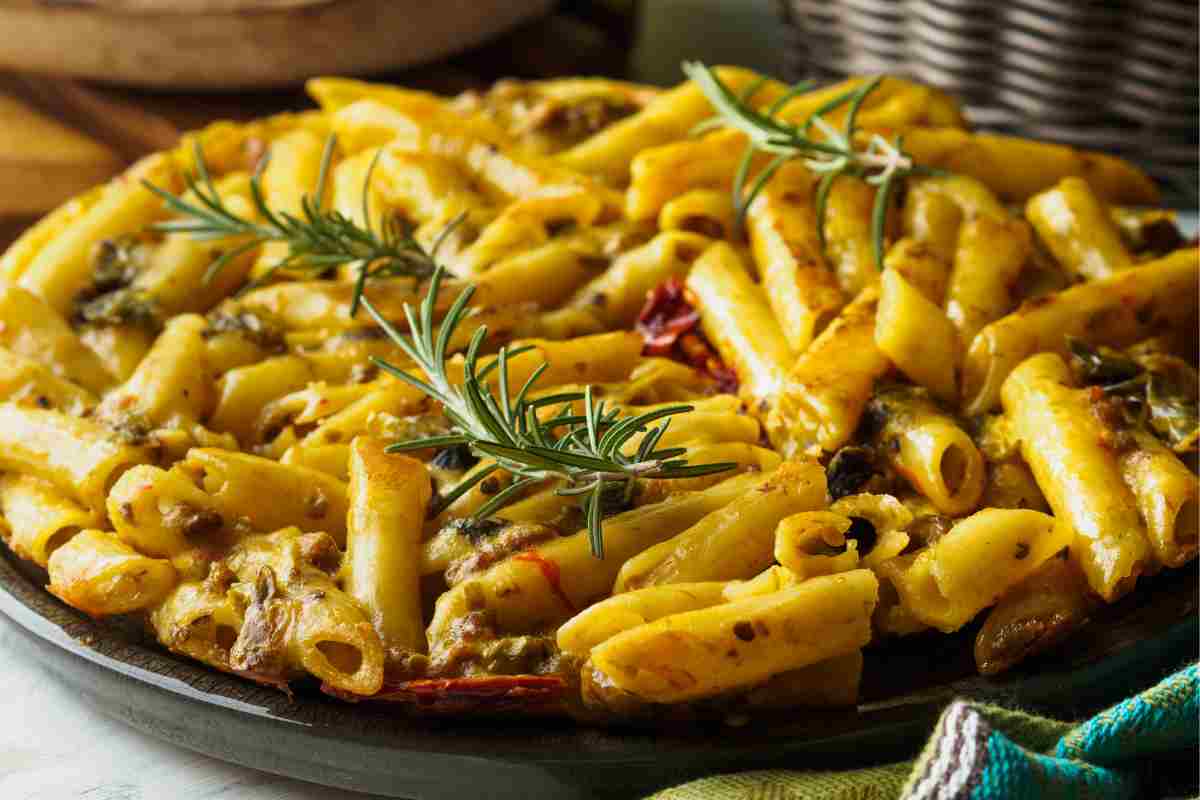 Una frittata di pasta in un piatto ampio