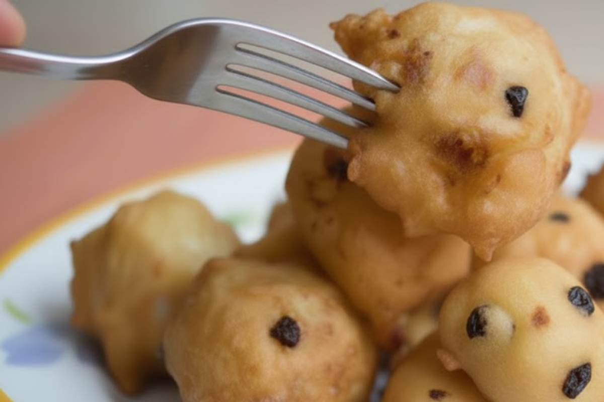 frittelle dorate in un piatto con forchetta