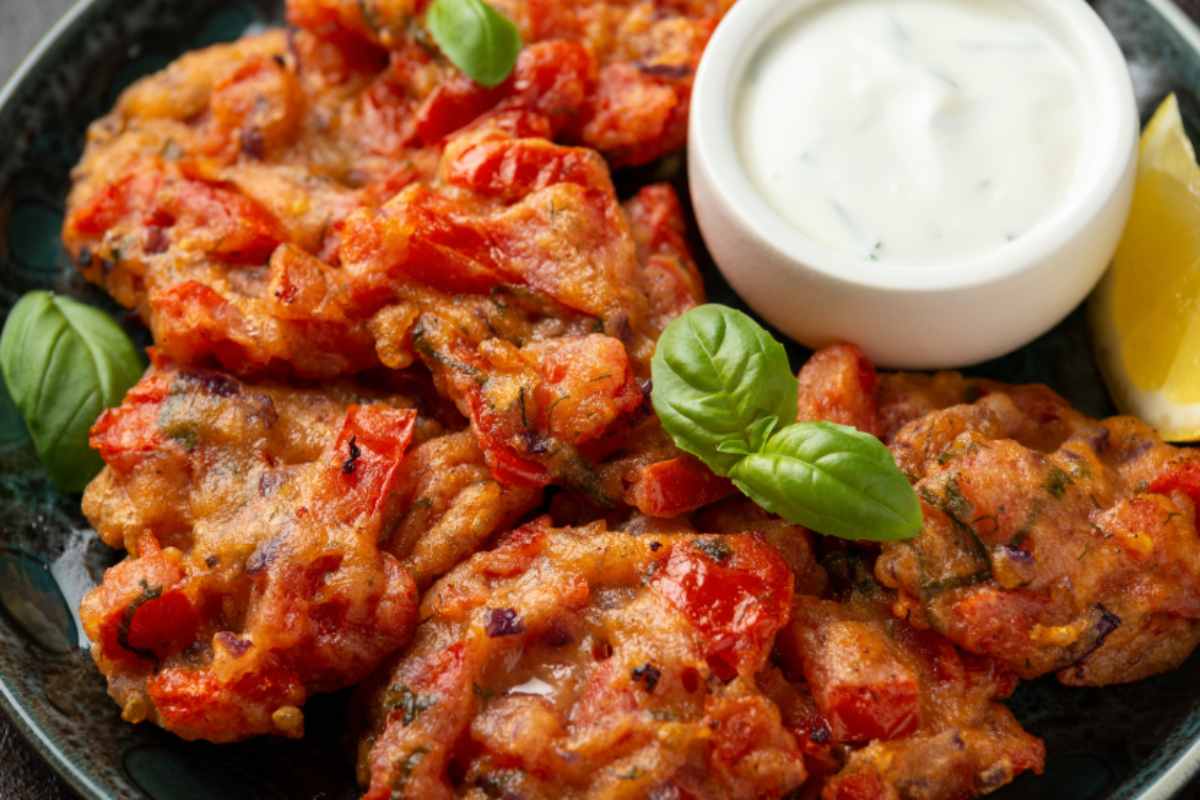 frittelle di pomodoro e basilico in un vassoio