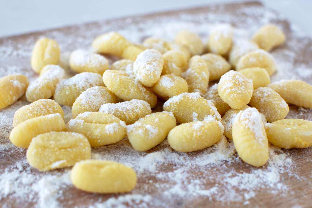 gnocchi crudi sul tagliere