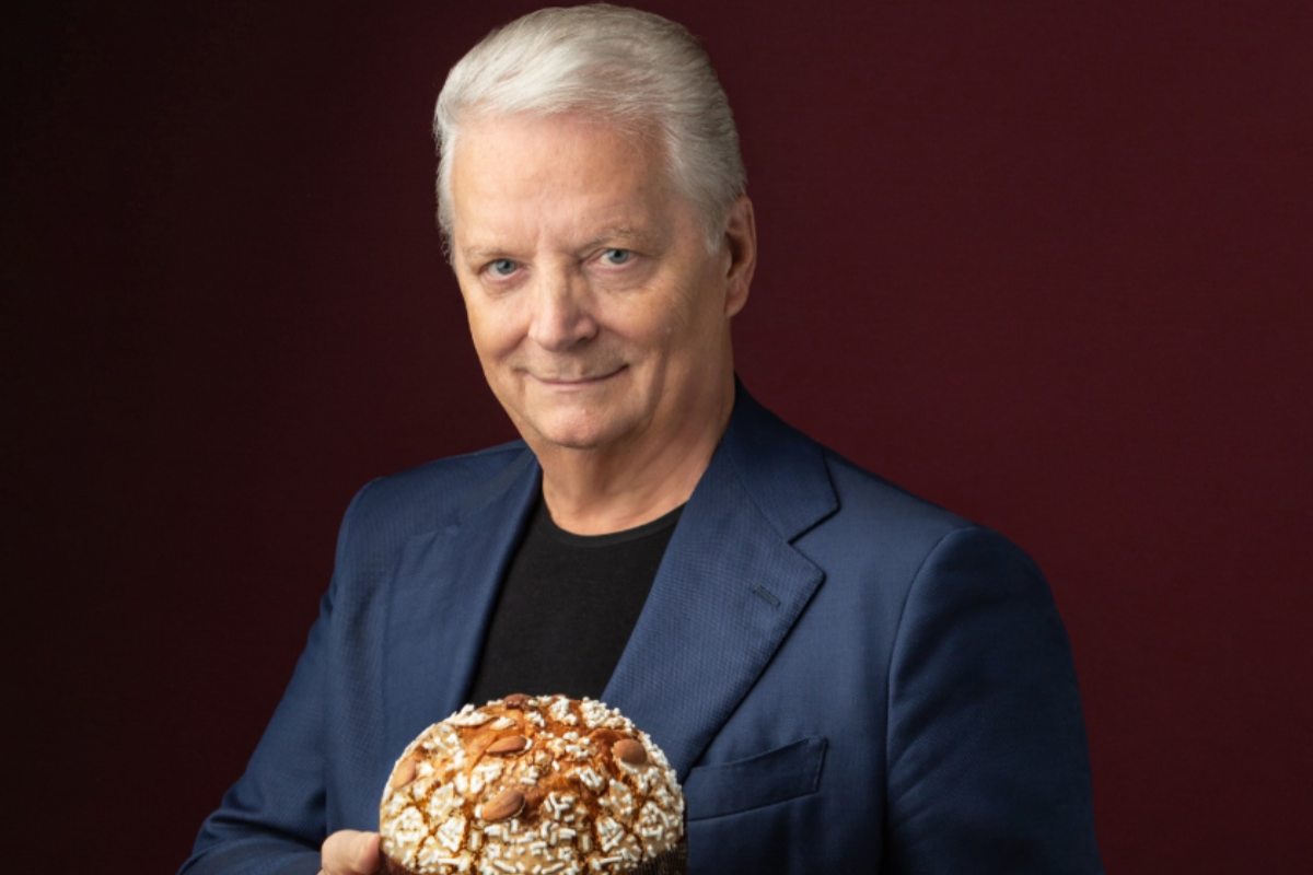 iginio massari con in mano un panettone
