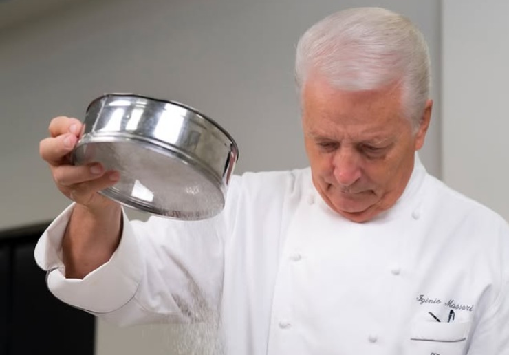 iginio massari mette lo zucchero a velo sul pandoro