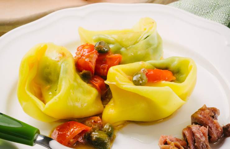 Tre involti di verza ripieni in un piatto