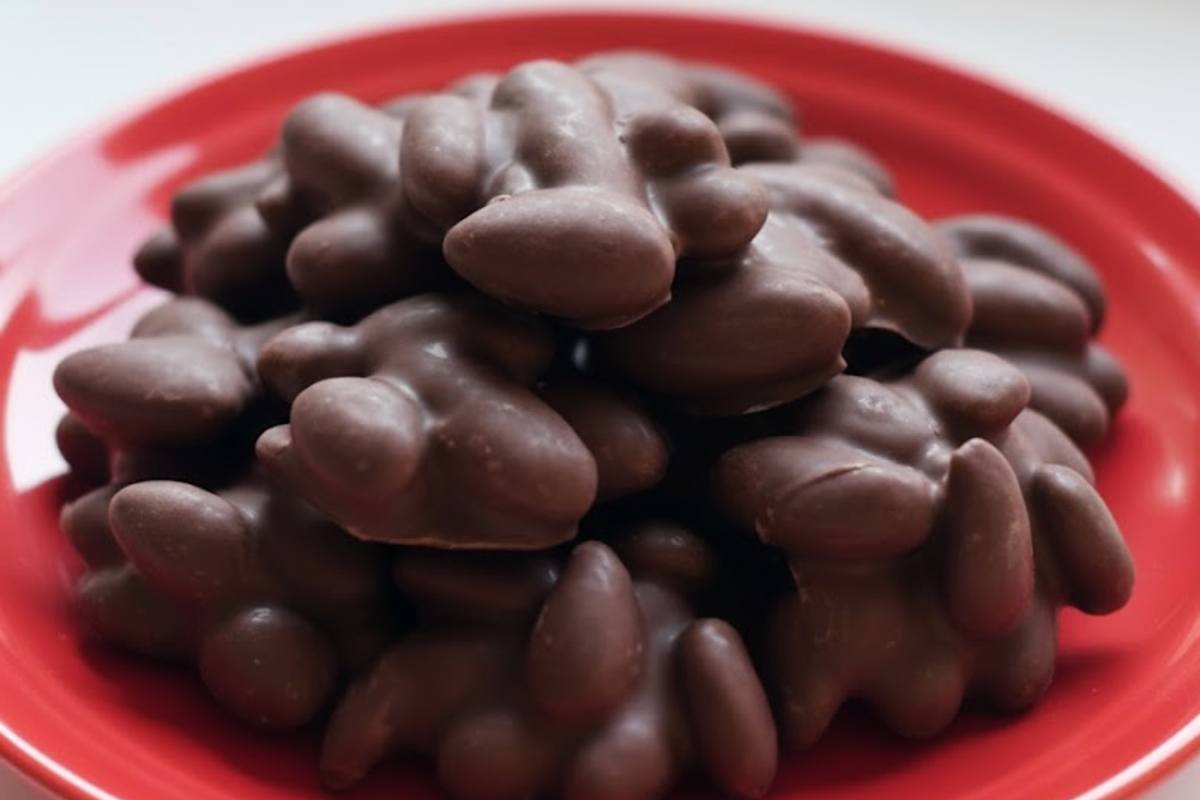 mandorle atterrate in un piatto rosso