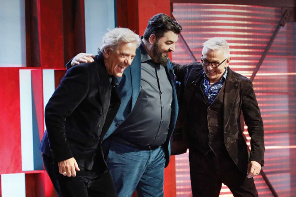 i tre giudici di masterchef italia abbracciati che ridono