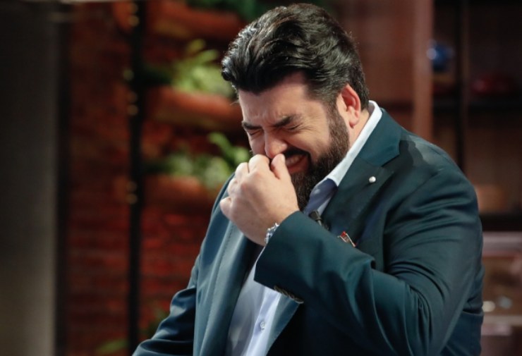 chef antonino cannavacciuolo mentre ride