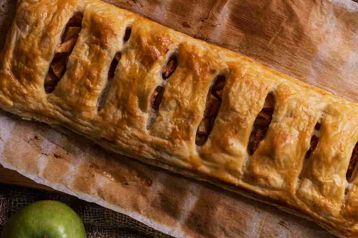 Strudel di mele su carta forno