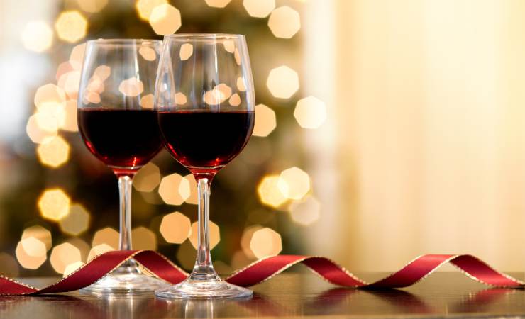 bicchieri di vino rosso e albero di Natale