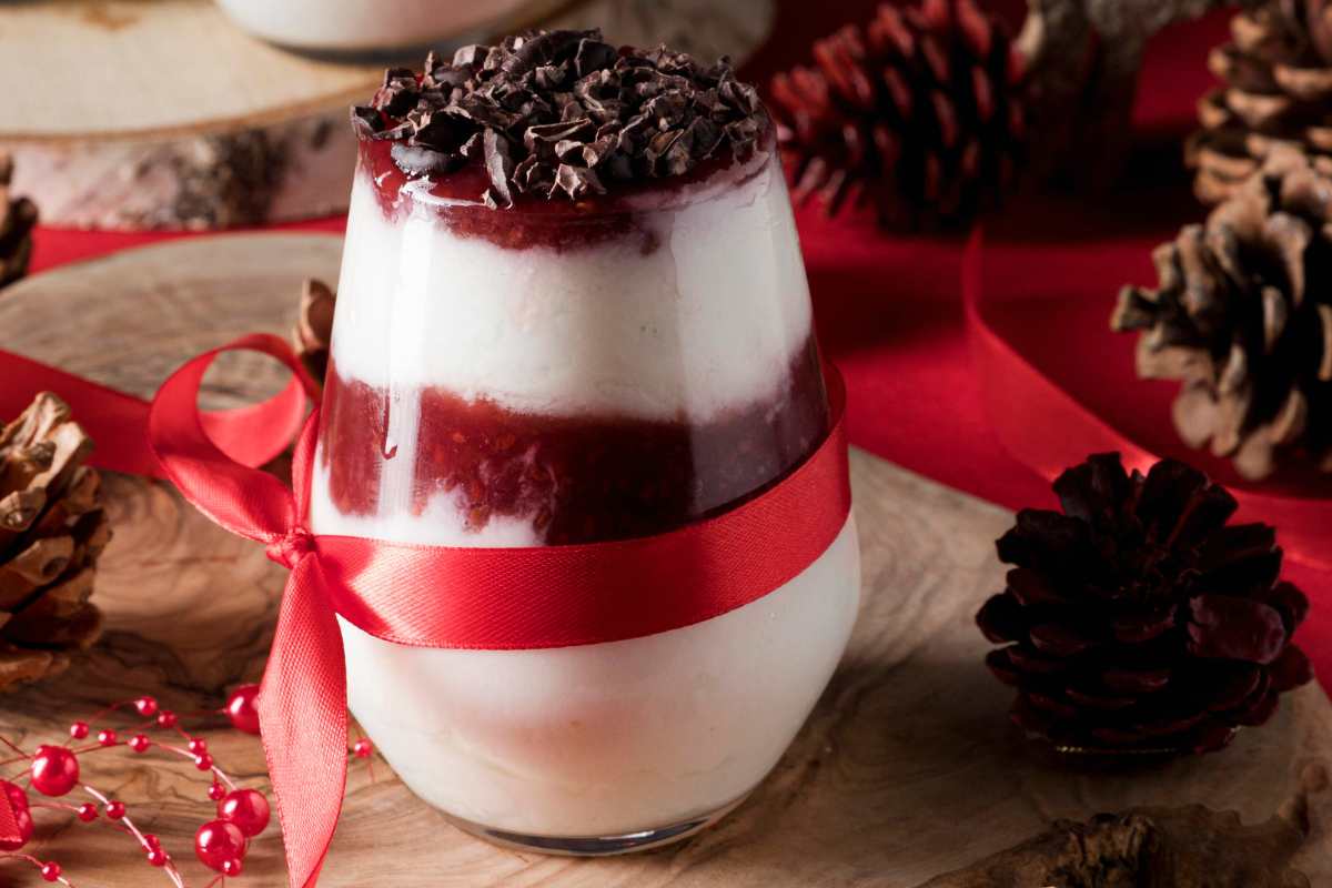 coppetta di yogurt e frutti di bosco