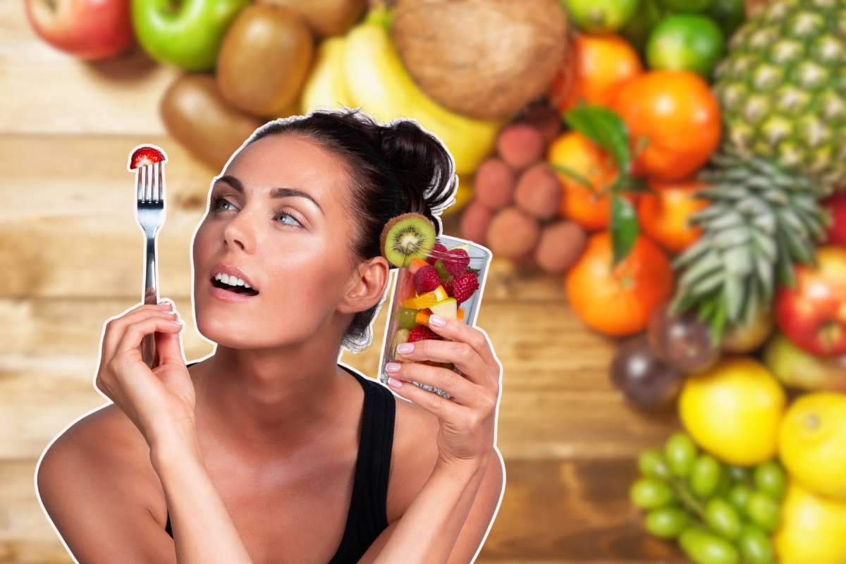 donna che mangia la frutta e frutti misti
