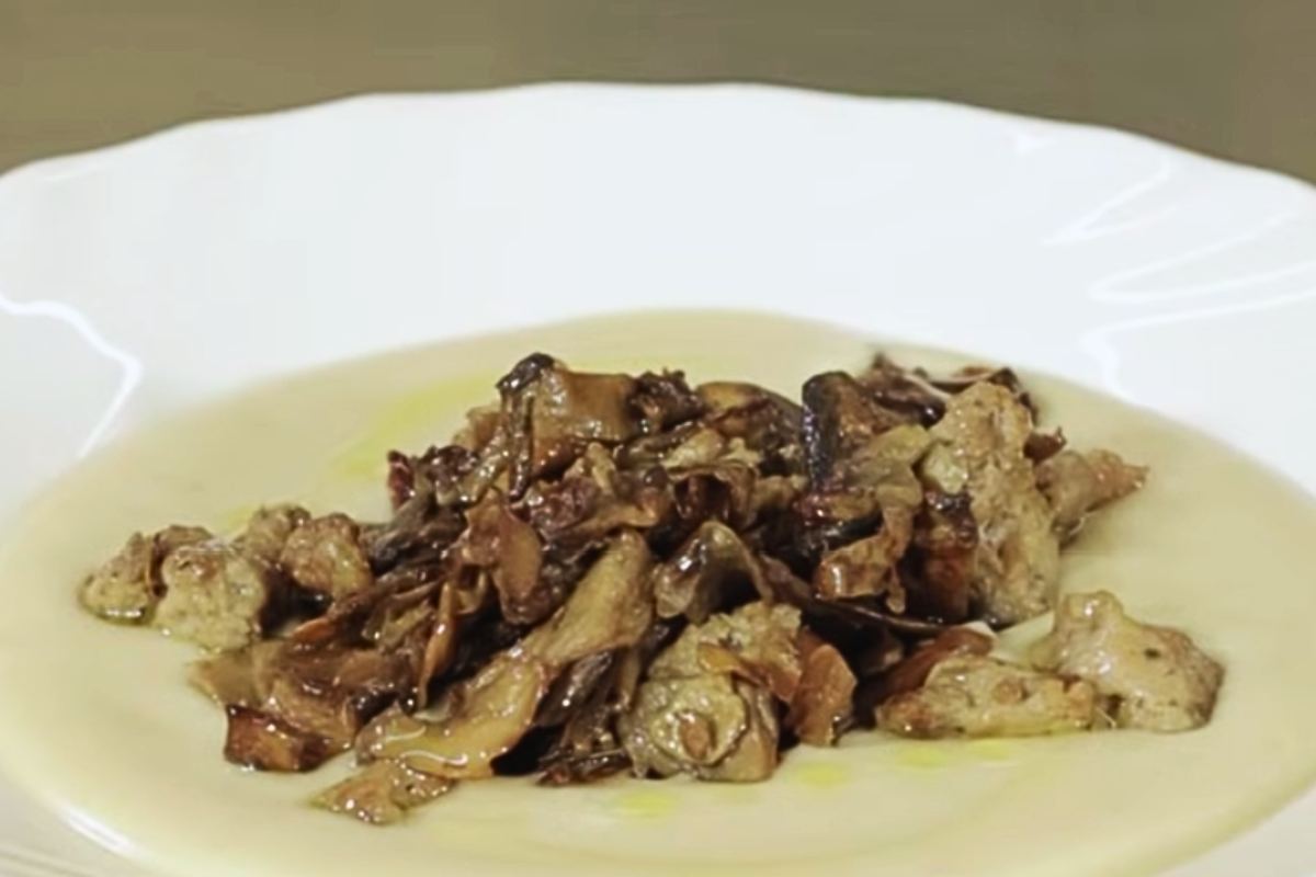 minestra con funghi e salsiccia