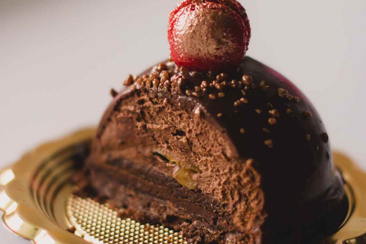 mousse monoporzione al cioccolato tagliata a metà