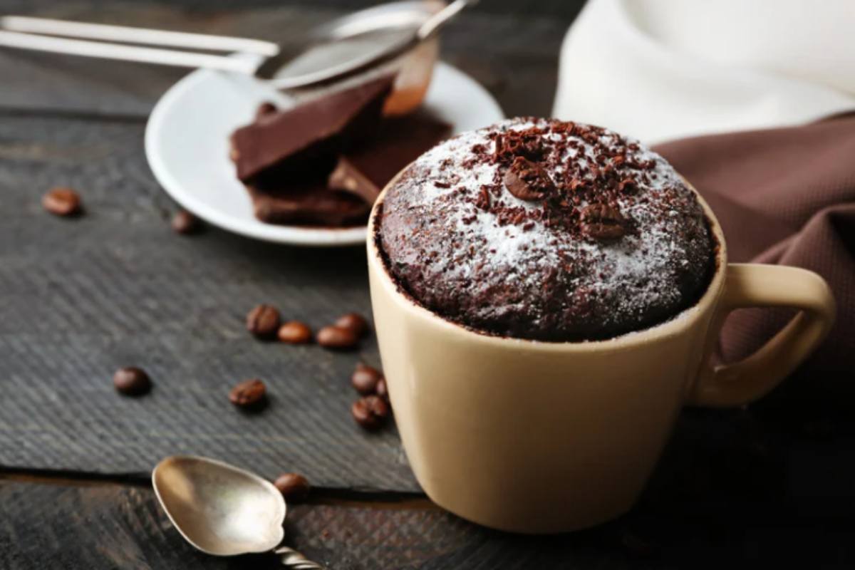 mug cake su tavolo con cucchiaino