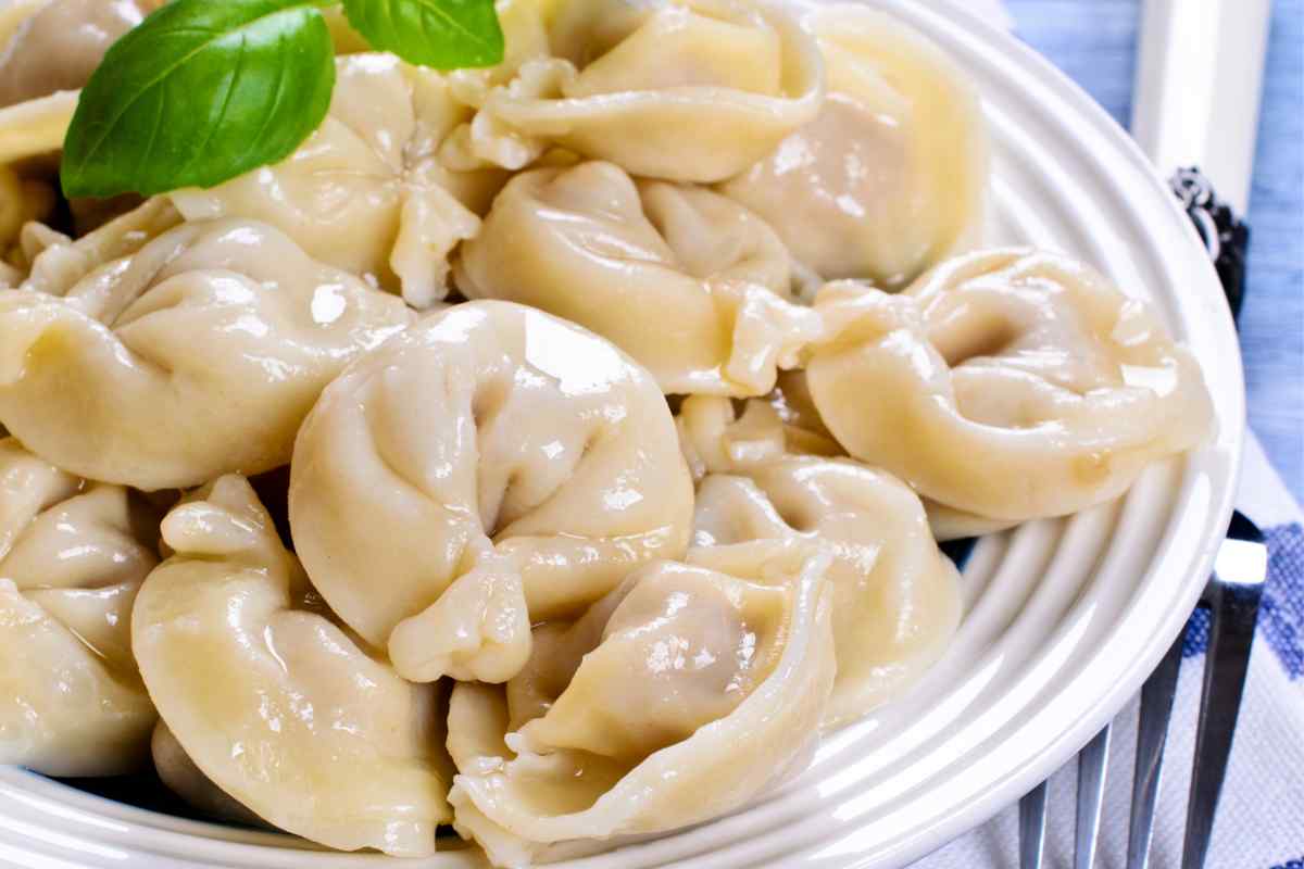 Tortellini ripieni in un piatto