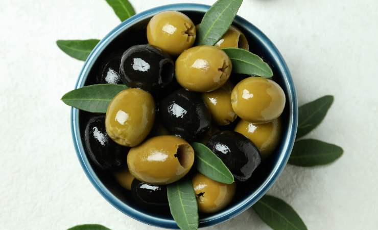 ciotola con olive verdi e nere