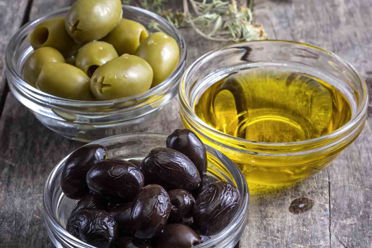 olive verdi e nere e olio