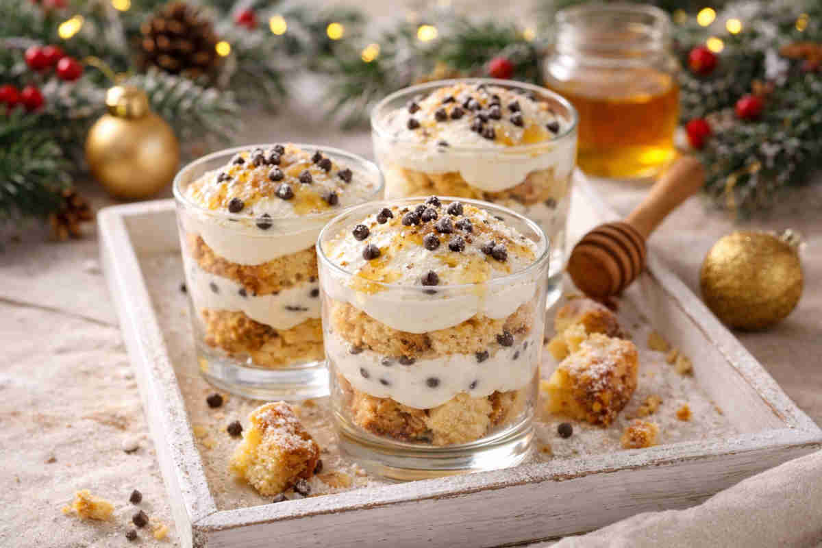 Primo piano su delle coppette di pandoro con ricotta, miele e gocce di cioccolato