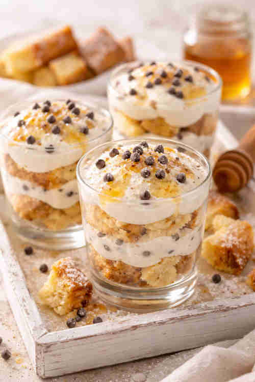 Primo piano su delle coppette di pandoro con ricotta, miele e gocce di cioccolato