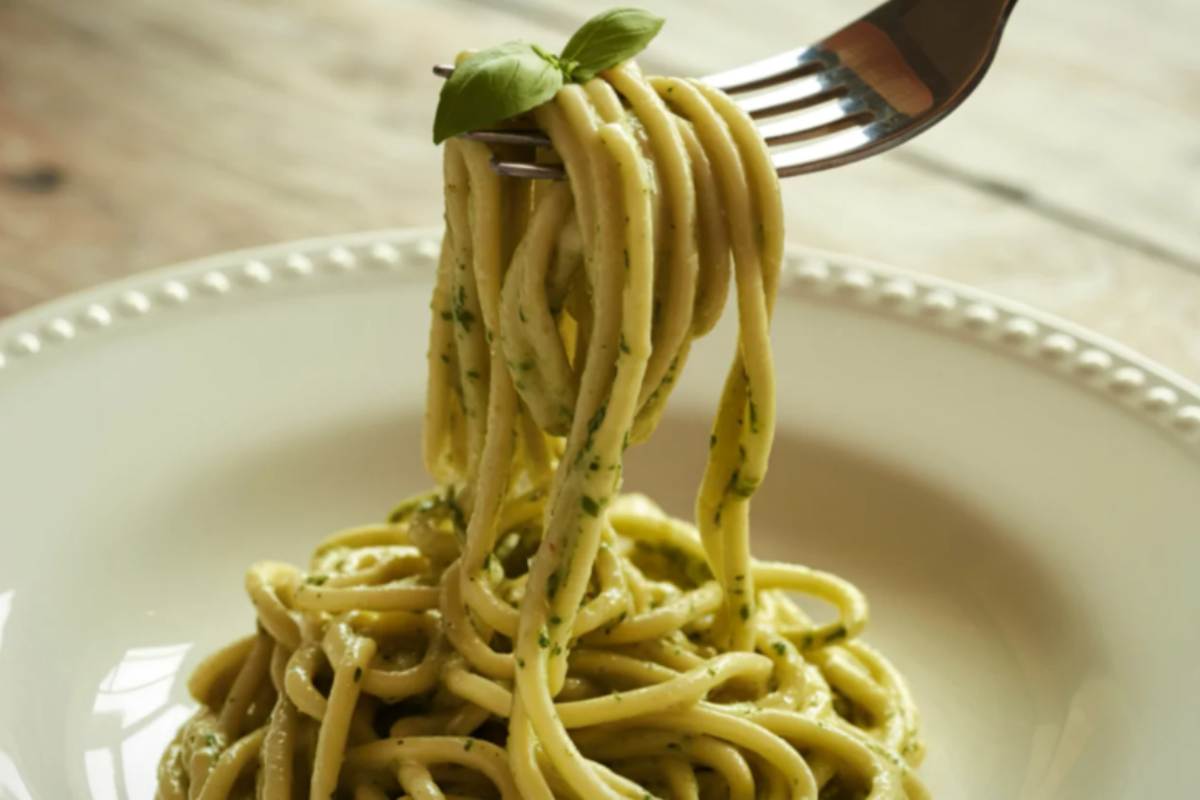 pasta con pesto di mandorle avvolta su forchetta