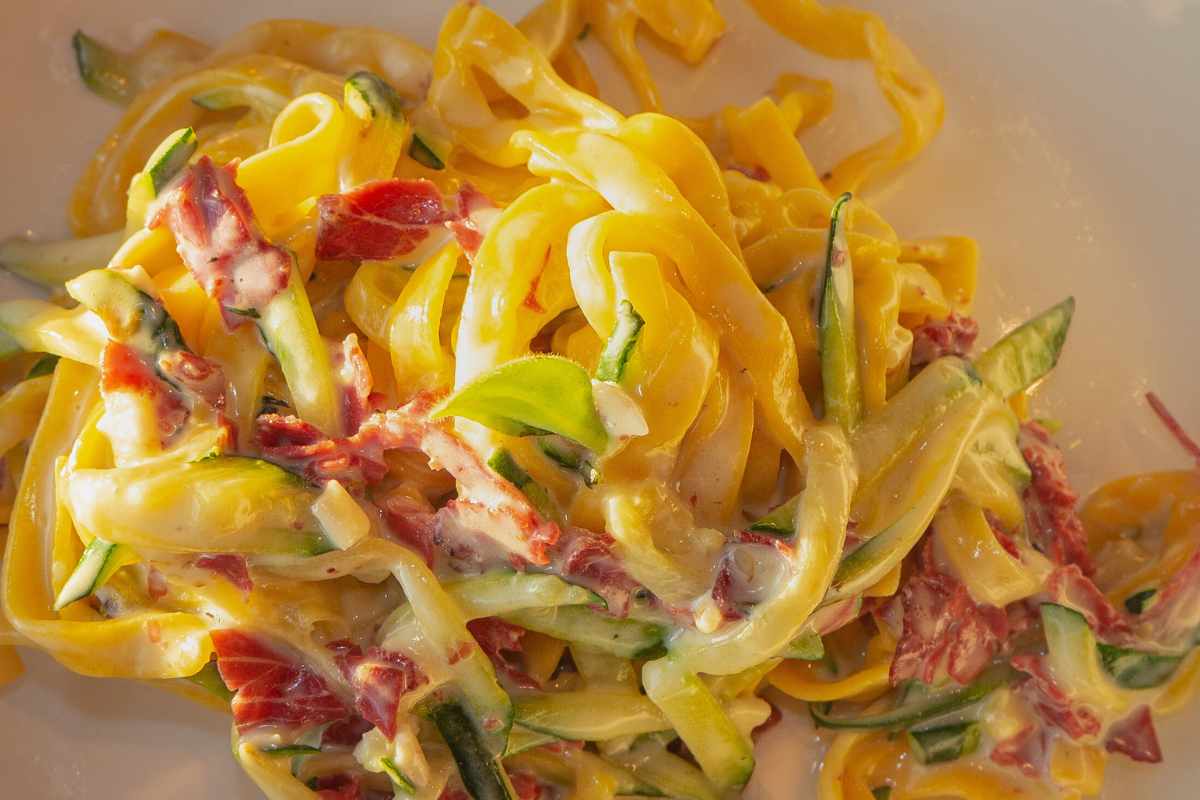 tagliolini speck e zucchine
