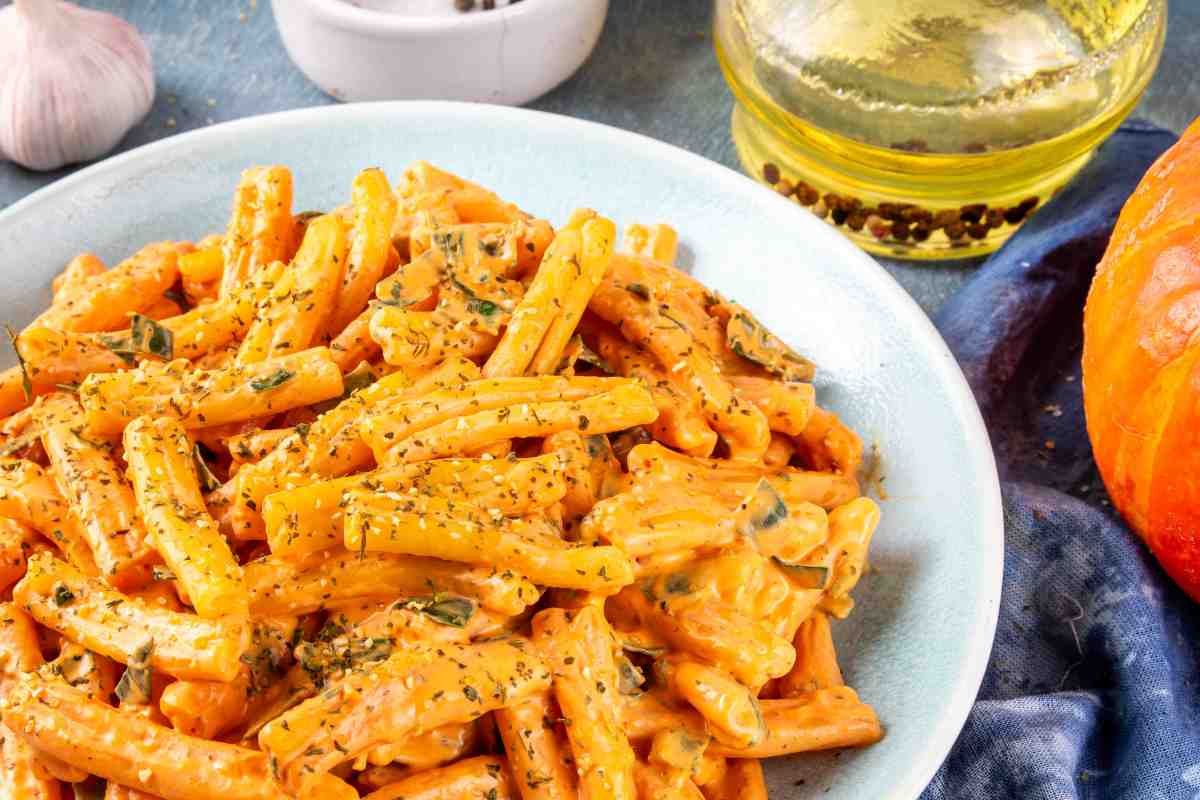 piatto di pasta con crema di zucca