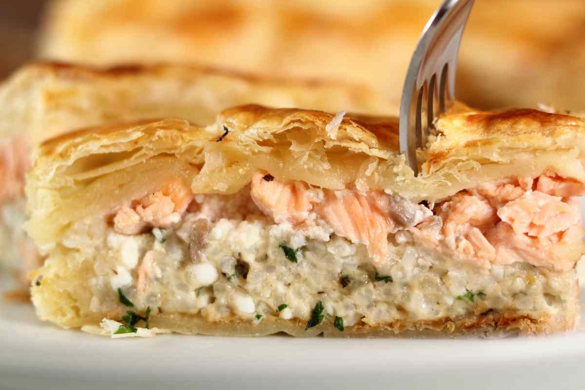 Pasticcio di pesce tagliato visto da vicino