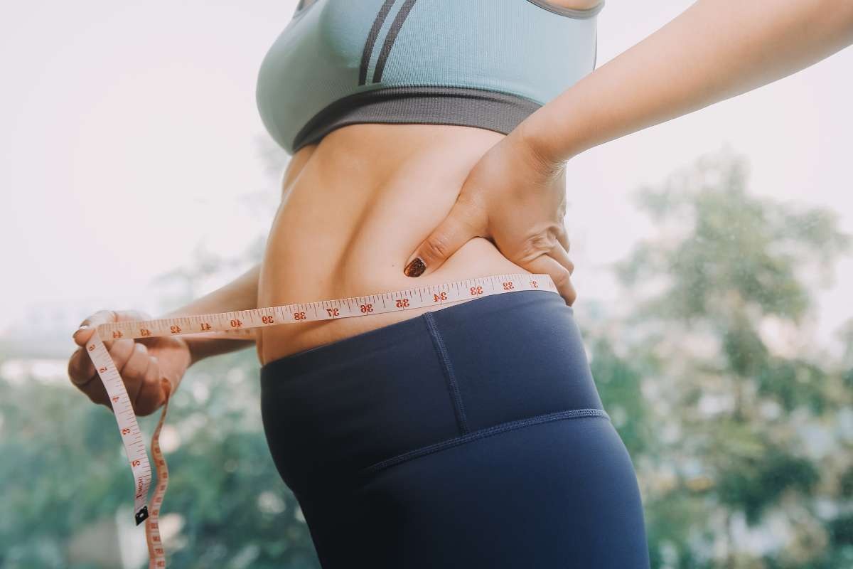 donna che si mirusra i centimetri alla vita