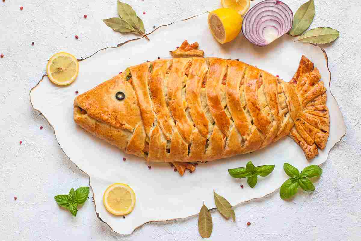 Altro che antipasto: il pesce di pasta sfoglia ripieno che ruba la scena al pranzo di festa