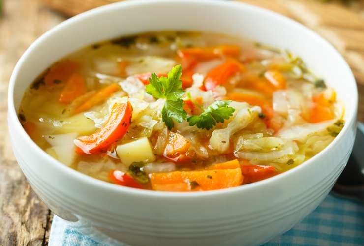 piatto di minestra vegetale fumante