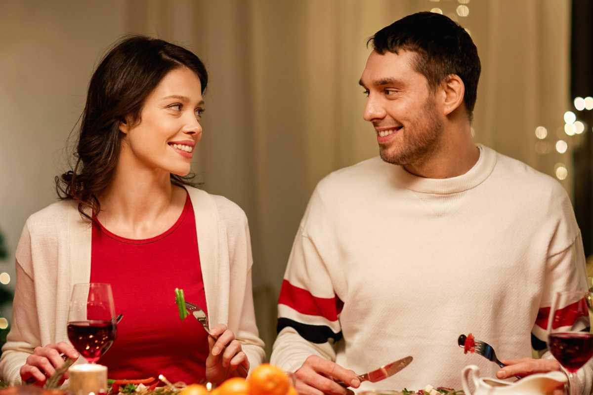 ragazzo e una ragazza che si guardano seduti a tavola