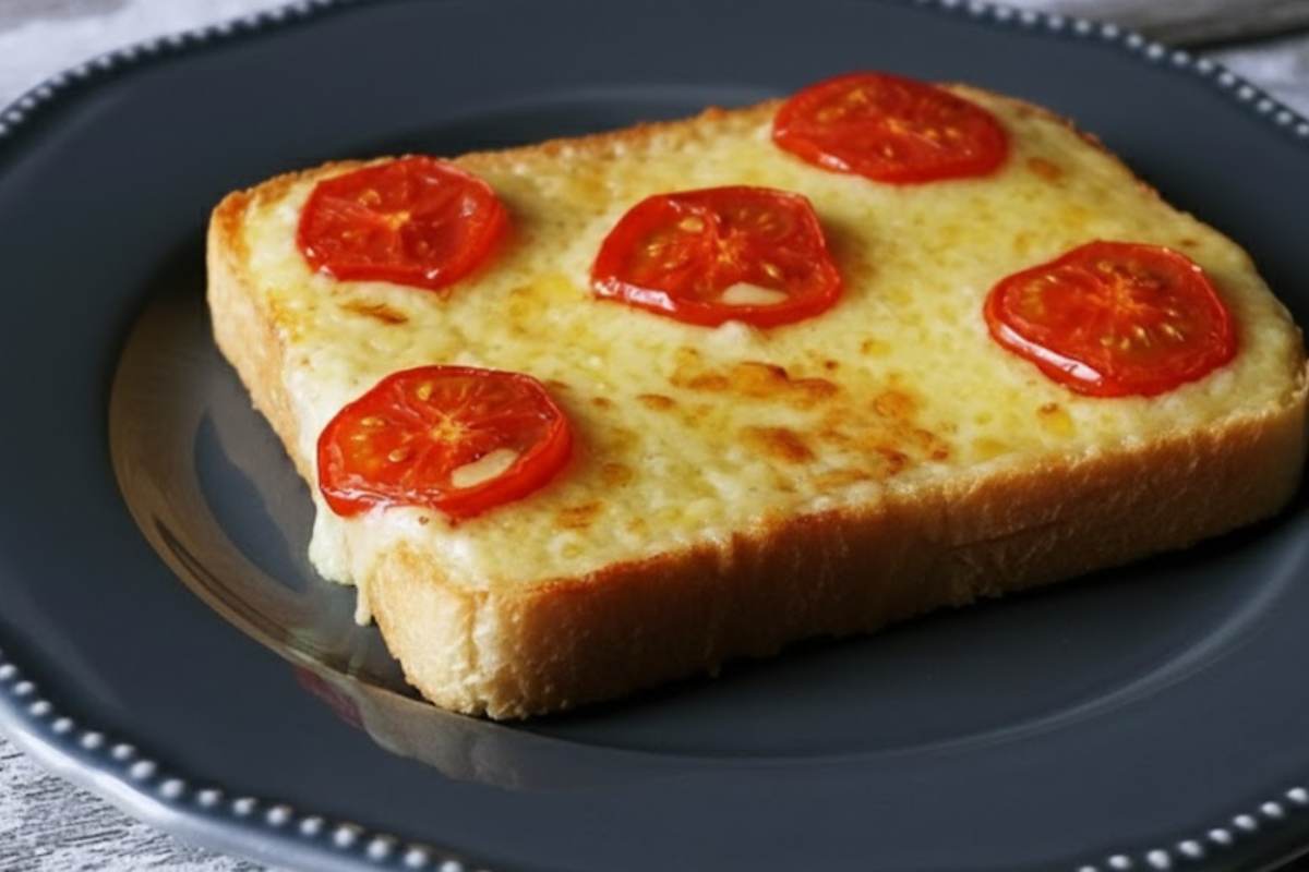 fetta di pancarrè a pizzetta con pomodoro e mozzarella