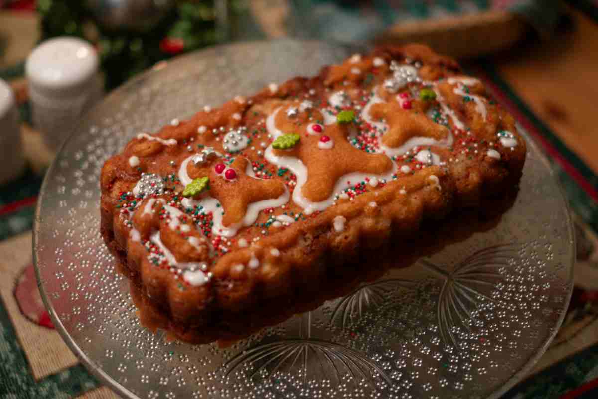Plum cake di Natale con sfondo natalizio