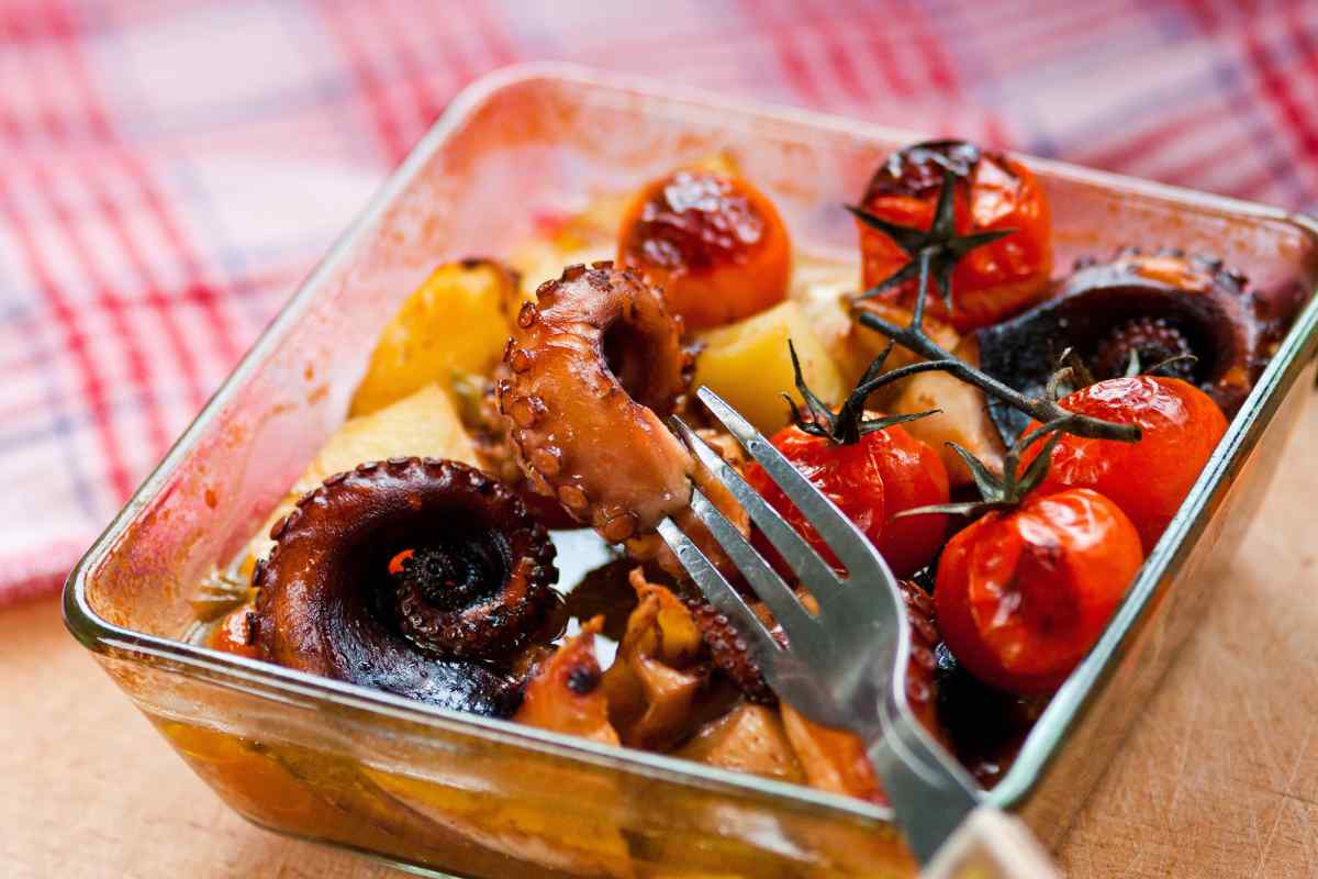 teglia di vetro con polpo patate e pomodorini