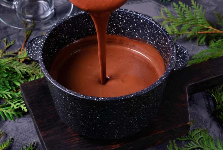 preparare la cioccolata calda in un tegame