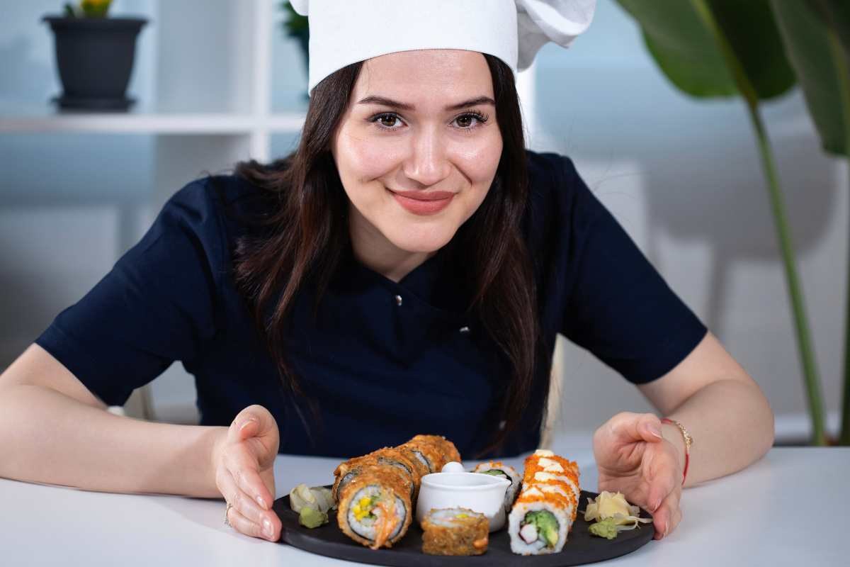 ragazza con piattino di sushi