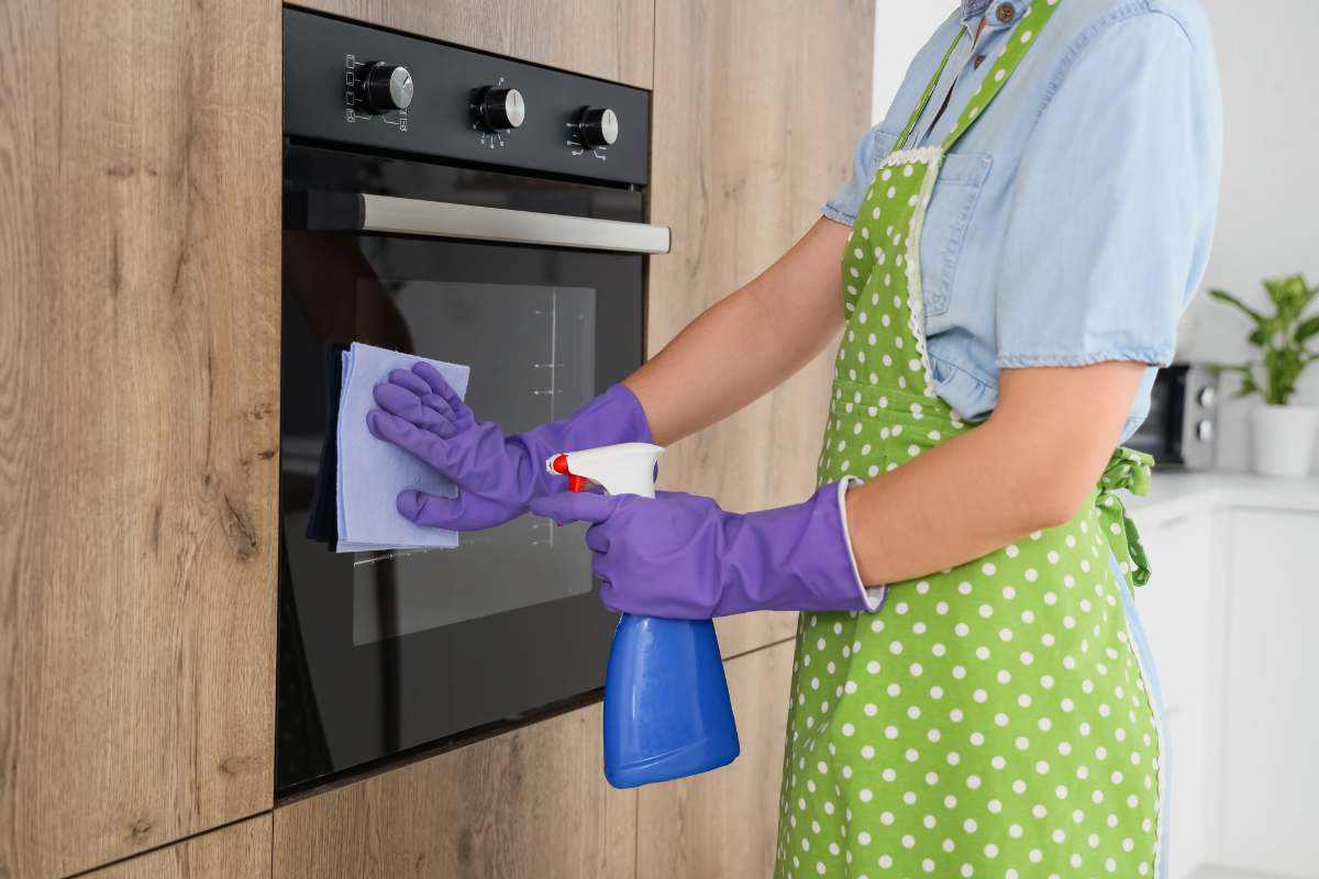 pulire la porta del forno