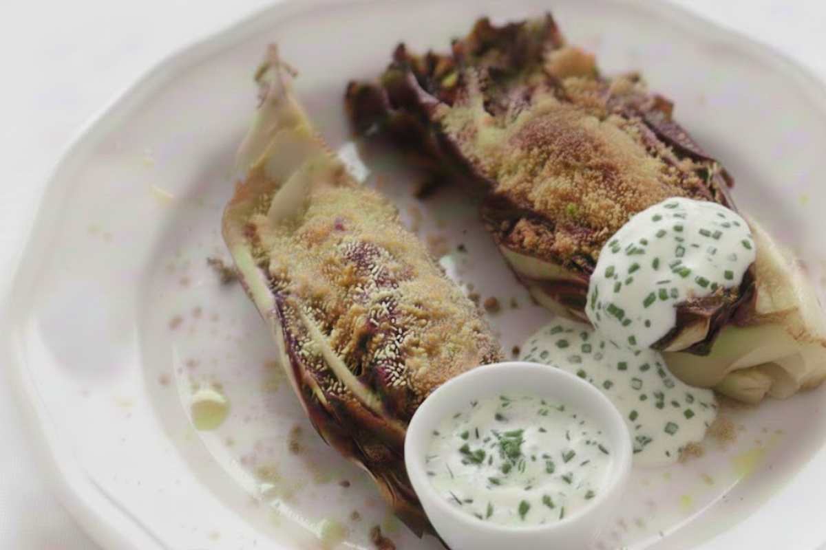 radicchio gratinato al forno in piatto bianco