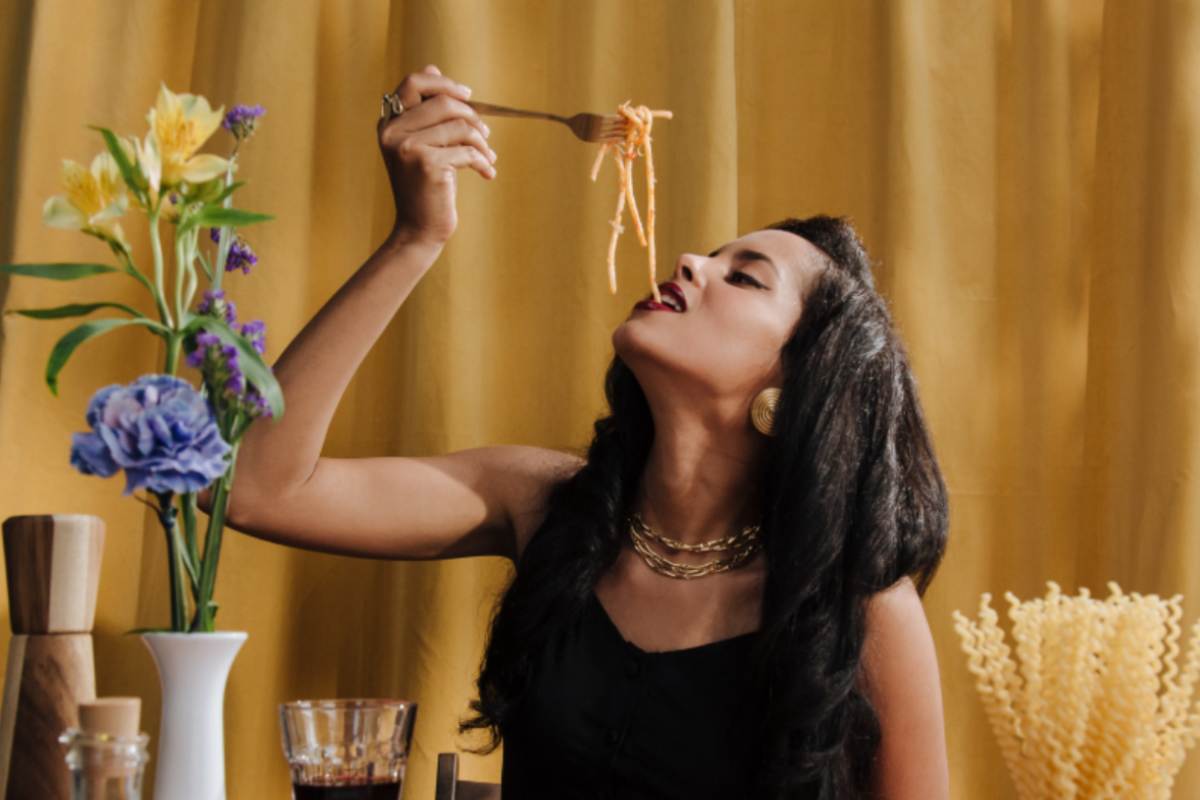 donna che mangia degli spaghetti al sugo