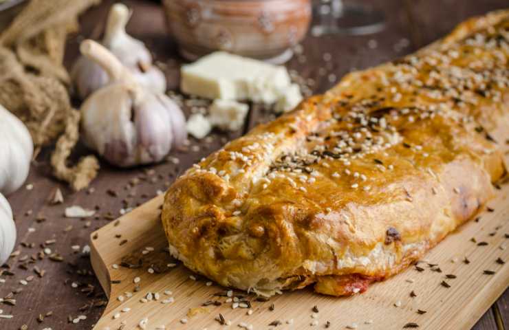 Pezzo di strudel salato ai funghi