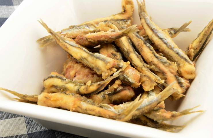 alici fritte dorate in un piatto