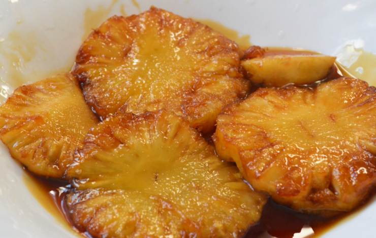fettine di ananas caramellato in un piatto