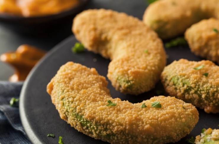 pezzi di avocado fritto su vassoio nero