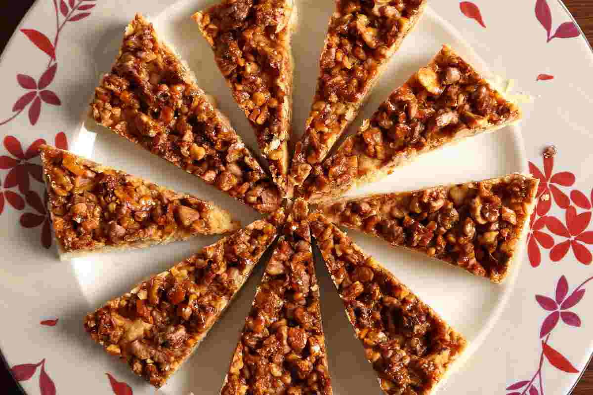 barrette noci e caramello disposte a raggiera in un piatto