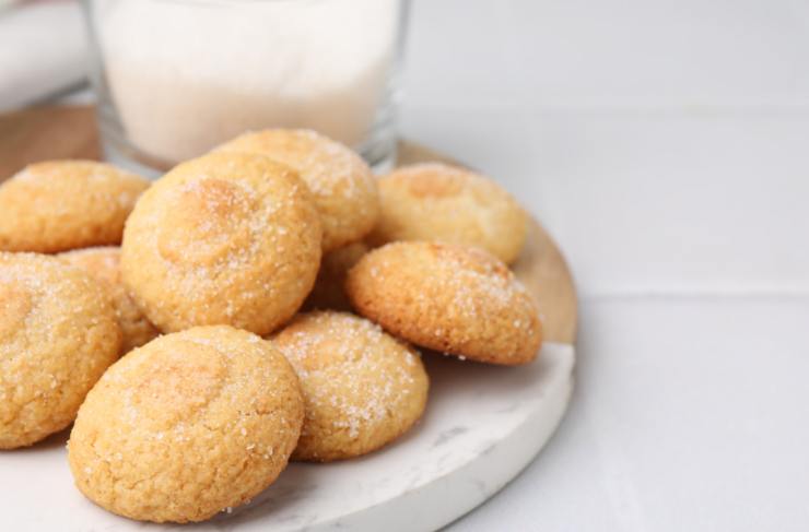 piatto con biscotti dorati al miele