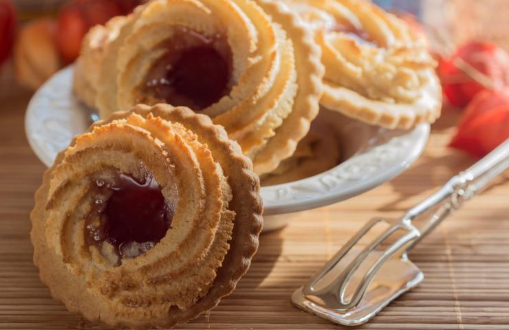 Biscotti occhi di bue in un piatto
