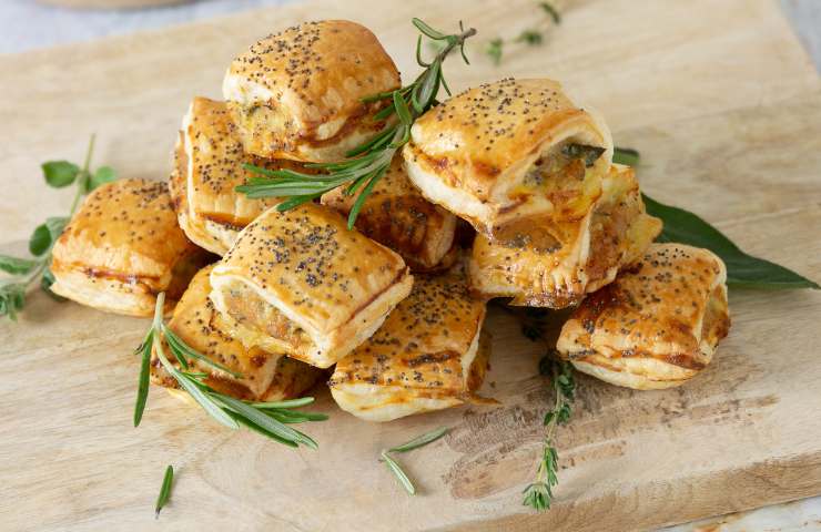 Biscotti salati di sfoglia ripieni