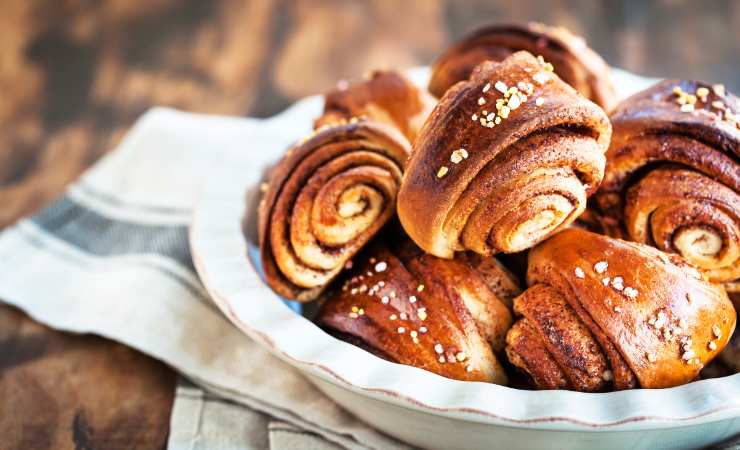 piatto di brioche arrotolate