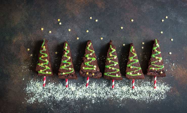 brownies a forma di albero di Natale con glassa e zuccherini