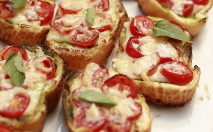 bruschette al forno con pomodoro e formaggio