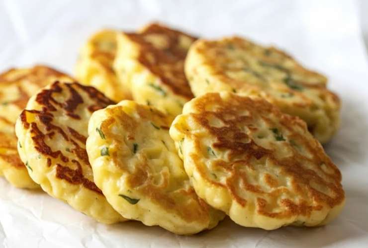 burger di patate dorati in un piatto